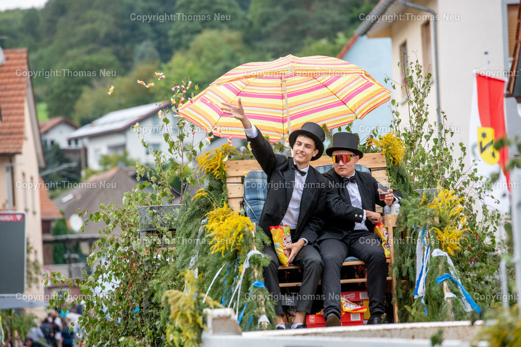 Kerwe_Reichenbach-6 | bli, Kerwe Reichenbach, Kerweparrer Jan-Lukas Stuckert (rechts) und Mundschenk Moritz Roth, ,, Bild: Thomas Neu