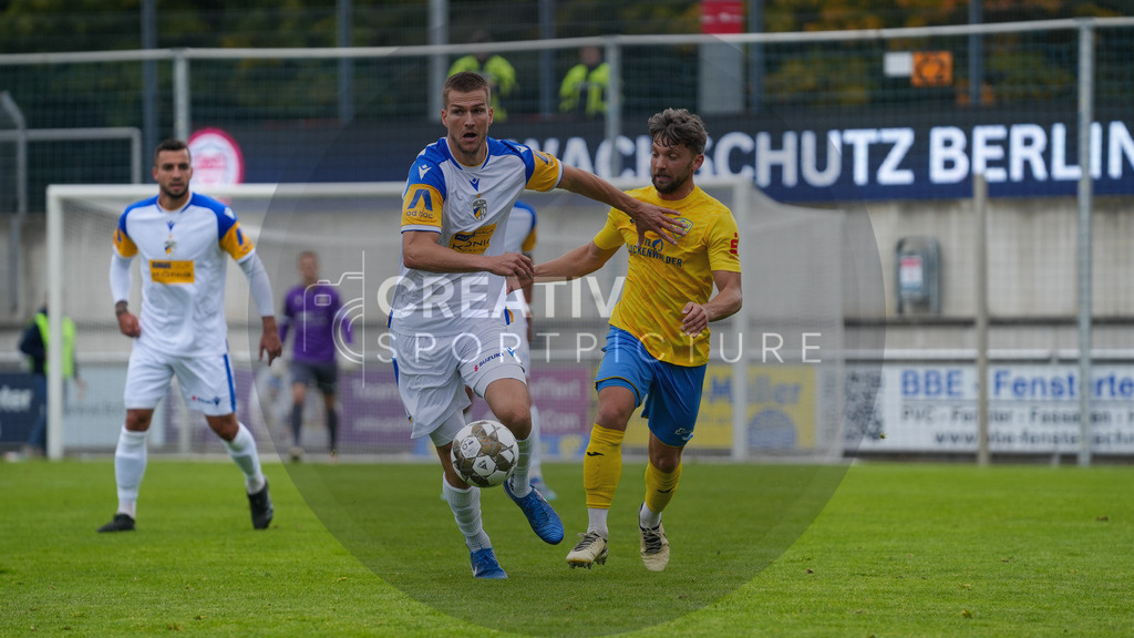 Fußball, Herren, Saison 2025/2026, Regionalliga Nordost, 11. Spieltag, FSV 63 Luckenwalde vs. FC Carl-Zeiss Jena, Samstag 05.10.2025, Werner-Seelenbinder-Stadion Luckenwalde, | Fußball, Herren, Saison 2025/2026, Regionalliga Nordost, 11. Spieltag, FSV 63 Luckenwalde vs. FC Carl-Zeiss Jena, Samstag 05.10.2025, Werner-Seelenbinder-Stadion Luckenwalde, Im Bild: Moritz Fritz (l. Jena) und Clemens Koplin (r. Luckenwalde) - Realisiert mit Pictrs.com