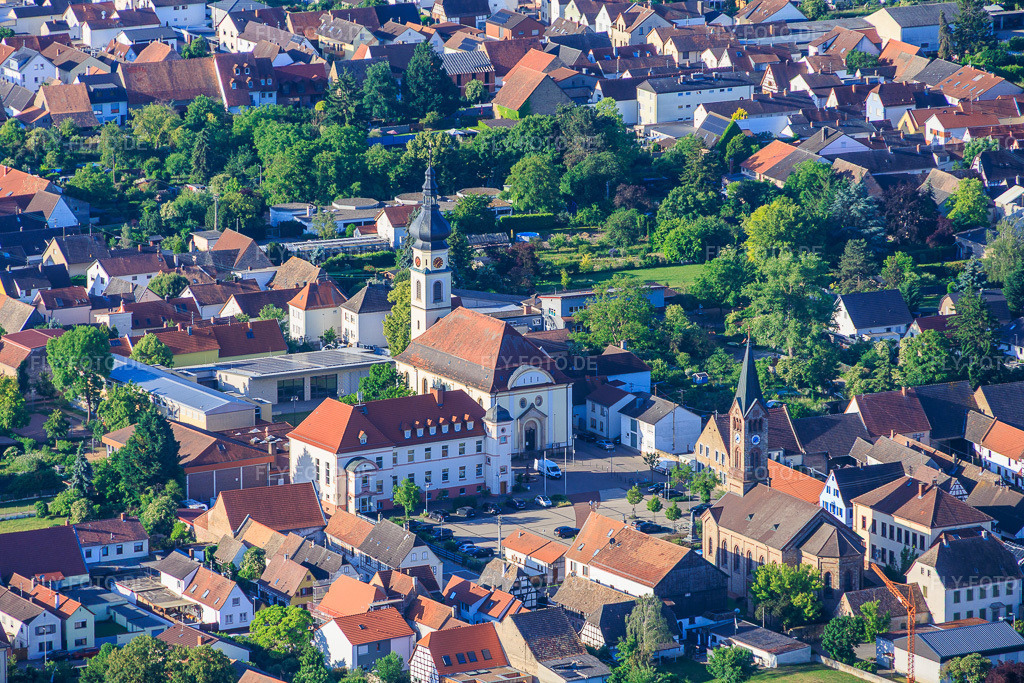 Luftbild: Protestantische Kirche Böhl, Johannes-Fink-Grundschule Böhl und Katholische Kirche Allerheiligen Böhl im Ortsteil Böhl in Böhl-Iggelheim im Bundesland Rheinland-Pfalz in Deutschland.Foto: IMG_156968.jpg vom 29.05.2026 durch Werner Riehm/FLY-FOTO.deAuflösung des Originals: 6000 x 4000 pxProt. Kirchengemeinde BöhlSTRATO - Domain reservedBöhl Allerheiligen | Pfarrei Haßloch