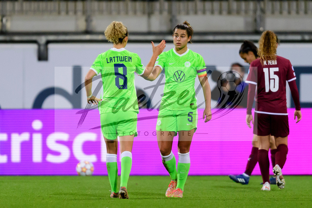 WOBSER20211013_052 | Fussball, Frauen: Lena Lattwein (VfL Wolfsburg) und Lena Oberdorf (VfL Wolfsburg) Schlussjubel, jubeln nach dem 5:0 Sieg beim Spiel der UEFA Women´s Champions League zwischen VfL Wolfsburg und Servette FC im AOK-Stadion am 13.10.2021 in Wolfsburg, Deutschland. - Realisiert mit Pictrs.com