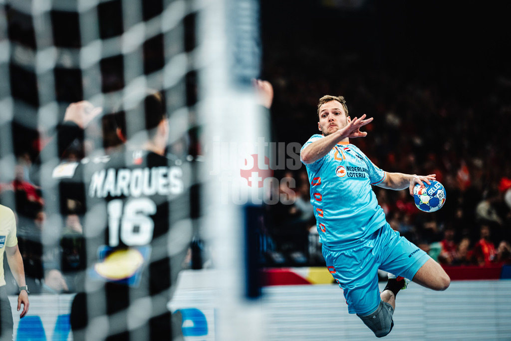 Handball | Herren | EHF EURO 2024 | European Championshop Men 2024 Final Tournament | Niederlande vs. Portugal | 23.01.2024 | Alec Smit (#21, Niederlande, NED) beim Wurf aufs Tor