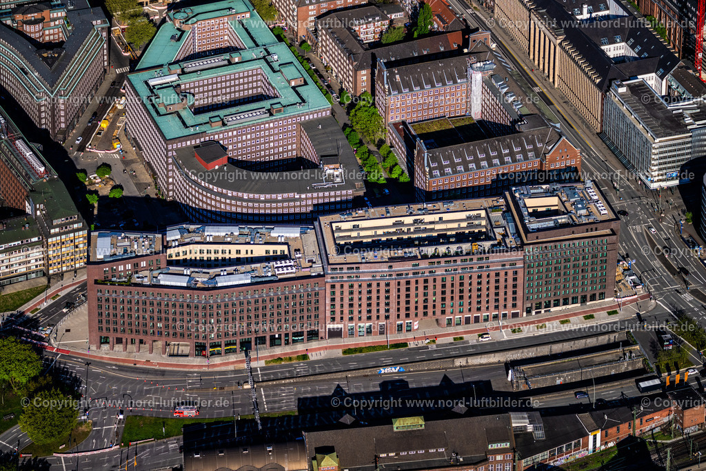 Hamburg_Mitte_Kontorhausviertel_ELS_1853270425 | HAMBURG 27.04.2025 Mehrfamilien- Wohn- und Geschäftshauses " Johannis-Kontor " am Johanniswall im Ortsteil Altstadt in Hamburg, Deutschland. Weiterführende Informationen bei: AUG. PRIEN Immobilien  Gesellschaft für Projektentwicklung mbH,  Bezirksamt Hamburg-Mitte, Fachamt Stadt- und Landschaftsplanung,  Ed. Züblin AG,  KPW Papay Warncke und Partner Architekten mbB,  STRABAG AG. // Multi-family residential and commercial building " Johannis-Kontor " on Johanniswall in the district Altstadt in Hamburg, Germany. Further information at: AUG. PRIEN Immobilien  Gesellschaft fuer Projektentwicklung mbH,  Bezirksamt Hamburg-Mitte, Fachamt Stadt- und Landschaftsplanung,  Ed. Zueblin AG,  KPW Papay Warncke und Partner Architekten mbB,  STRABAG AG. Foto: Martin Elsen