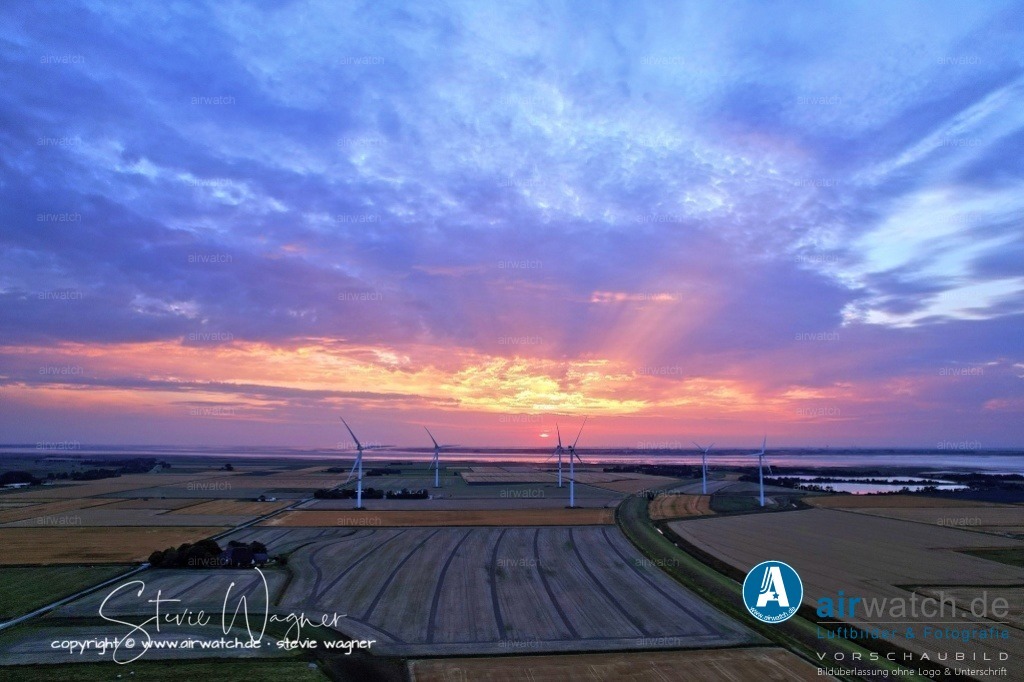 Windpark - Simonsberg | Entdecken Sie atemberaubende Luftbilder und Fotografien auf airwatch.de - Tauchen Sie ein in eine Welt voller faszinierender Aufnahmen aus der Vogelperspektive.