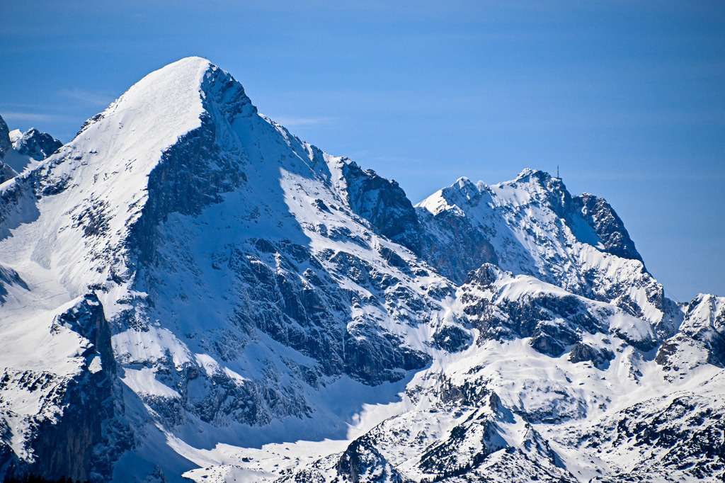 Wo die Erde den Himmel berührt | Spüren Sie die eisige, klare Luft und die unendliche Stille der Gipfel? Dieses Motiv fängt die majestätische Erhabenheit der schneebedeckten Alpen unter einem makellos blauen Himmel ein. Ein Anblick, der Sehnsucht weckt und den Geist zur Ruhe kommen lässt. Holen Sie sich dieses Gefühl von Freiheit, Kraft und zeitloser Schönheit als hochwertigen Galerie-Print direkt zu sich nach Hause – ein echtes Highlight für jede Wand, das täglich zum Träumen einlädt. - Realisiert mit Pictrs.com