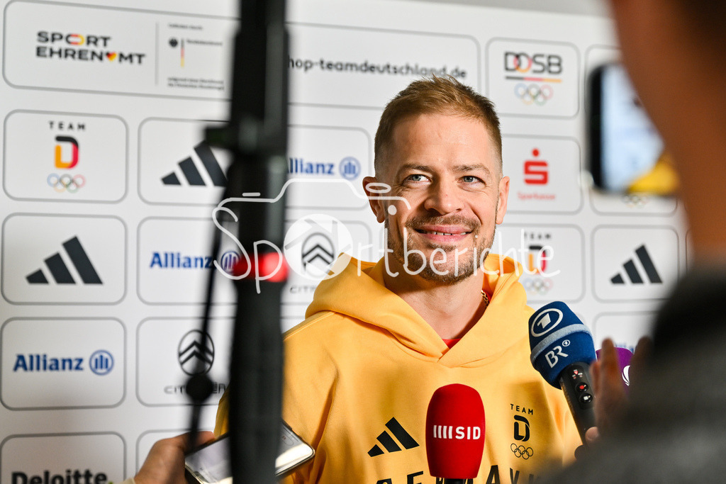 Einkleidung Team D Milano Cortina 2026 | Munich, GERMANY - 12. JANUARY: Moritz Müller (Eiskockeyspieler Kölner Haie) gibt ein Interview bei der Einkleidung des Teams D am 12.01.2026 in der MTC world of fashion in München