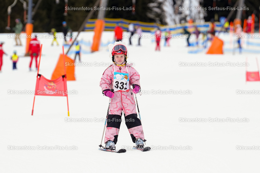 SRF_02.01.2026_0509 | Skirennfotos,Serfaus,Fiss,Ladis,Kinderskirennen,Winter,Tirol,Oberland,skirace,SFL,feelfree,weil wir's genießen,ski,Ski,skifahren,Sonnenplateau, - Realisiert mit Pictrs.com