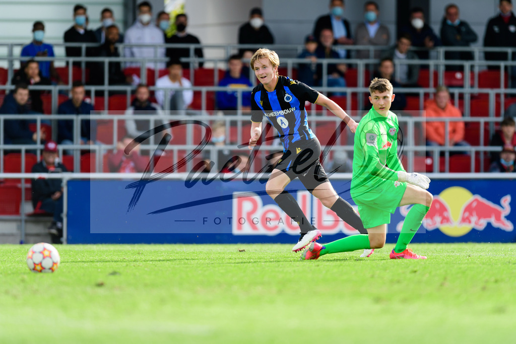 YLLEBR20210928_063 | Fussball, A-Junioren: Cisse Sandra (Club Brugge KV) erzielt das Tor zum 1:2 beim Spiel der UEFA Youth League zwischen RB Leipzig und FC Bruegge im Stadion am Cottaweg am 28.09.2021 in Leipzig, Deutschland. - Realisiert mit Pictrs.com