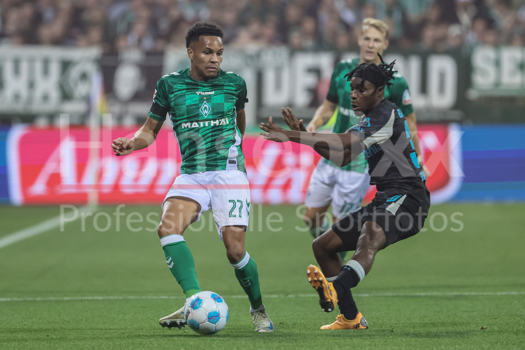Fussball, Bundesliga, SV Werder Bremen - Bayer 04 Leverkusen | v.li.: Felix Agu (SV Werder Bremen, 27) und Jeremie Frimpong (Bayer 04 Leverkusen, 30) im Zweikampf, Duell, Dynamik, Aktion, Action, Spielszene, DIE DFL-RICHTLINIEN UNTERSAGEN JEGLICHE NUTZUNG VON FOTOS ALS SEQUENZBILDER UND/ODER VIDEOÄHNLICHE FOTOSTRECKEN. DFL REGULATIONS PROHIBIT ANY USE OF PHOTOGRAPHS AS IMAGE SEQUENCES AND/OR QUASI-VIDEO.