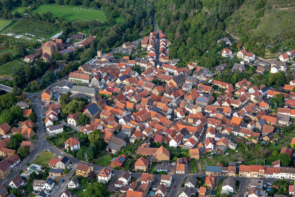 Luftbild: Altes Dorfzentrum in Odernheim am Glan im Bundesland Rheinland-Pfalz in Deutschland. Foto: IMG_138165.jpg vom 03.09.2023 durch Werner Riehm/FLY-FOTO.de