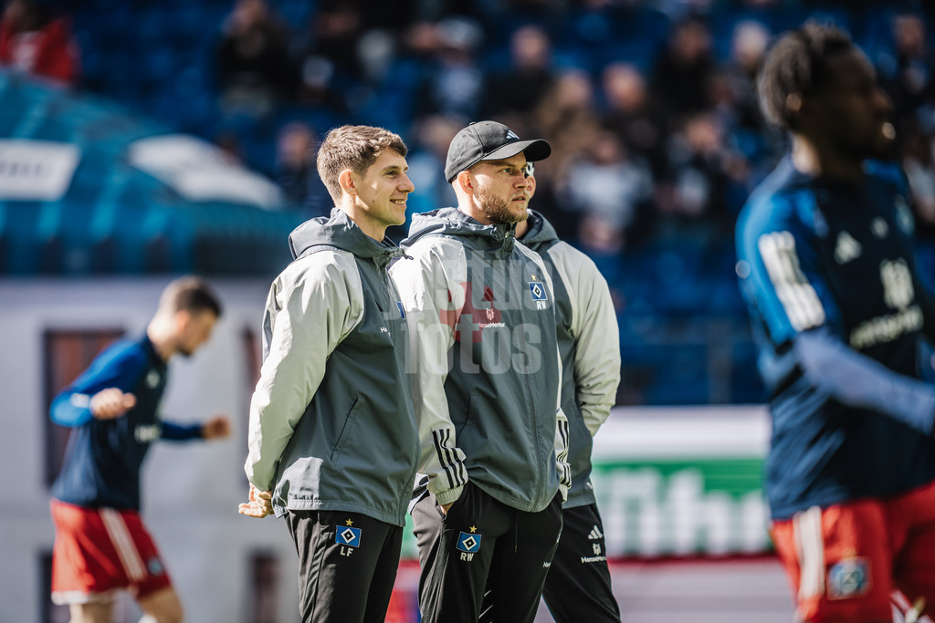 Fußball | Männer | Saison 2023/2024 | 2. Fußball-Bundesliga | 26. Spieltag | Hamburger SV vs. SV Wehen Wiesbaden | 17.03.2024 | v.l. Co-Trainer Loic Fave und Rene Wagner (beide HSV)