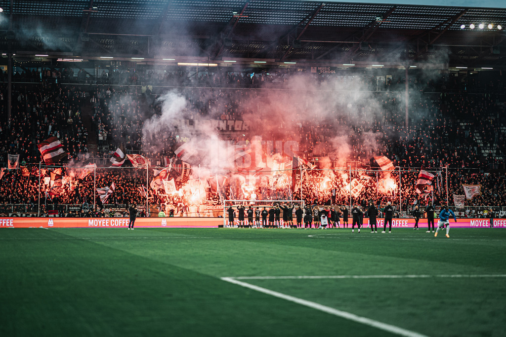 Fußball | Männer | Saison 2023/2024 | 2. Fußball-Bundesliga | 31. Spieltag | FC St. Pauli vs. FC Hansa Rostock | 26.04.2024 | Die Mannschaft von FC St. Pauli feiert den Sieg mit den Fans und mit Pyrotechnik