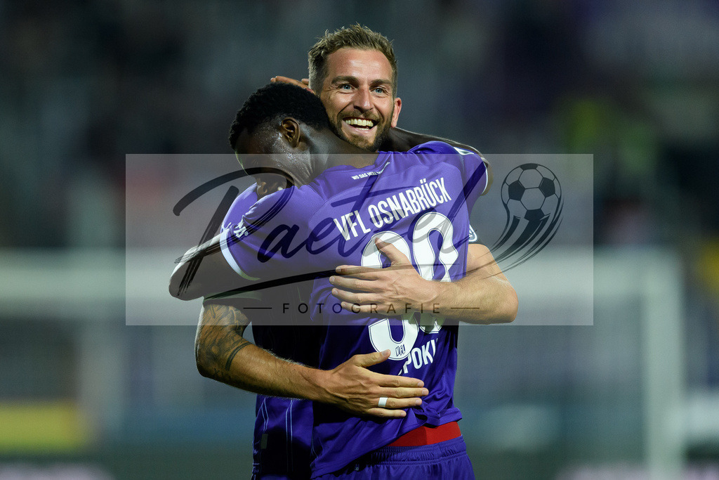 OSNVKO2021090620210906_189 | Fussball, Herren: Marc Heider (VfL Osnabrueck) Torjubel, jubelt nach seinem Treffer zum 1:0 mit Aaron Opoku (VfL Osnabrueck) beim Spiel der 3. Liga zwischen VfL Osnabrueck und FC Viktoria Koeln im Stadion an der Bremer Bruecke am 06.09.2021 in Osnabrueck, Deutschland.DFB / DFL REGULATIONS PROHIBIT ANY USE OF PHOTOGRAPHS AS IMAGE SEQUENCES AND/OR QUASI-VIDEO. - Realisiert mit Pictrs.com