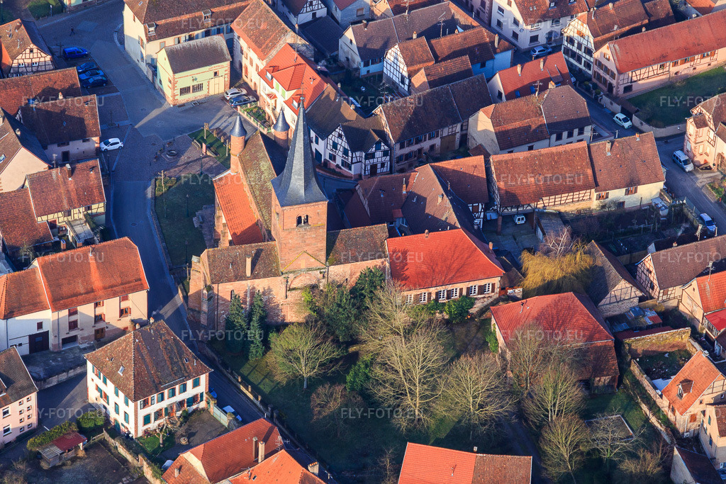 Vue aérienne: Temple protestant Saint Adelphe à Neuweiler dans le département Bas Rhin, France – .Photo: IMG_105316.jpg prise le 25/03/2018 par Werner Riehm/FLY-FOTO.eu – Résolution de l'original: 4417 x 2945 px