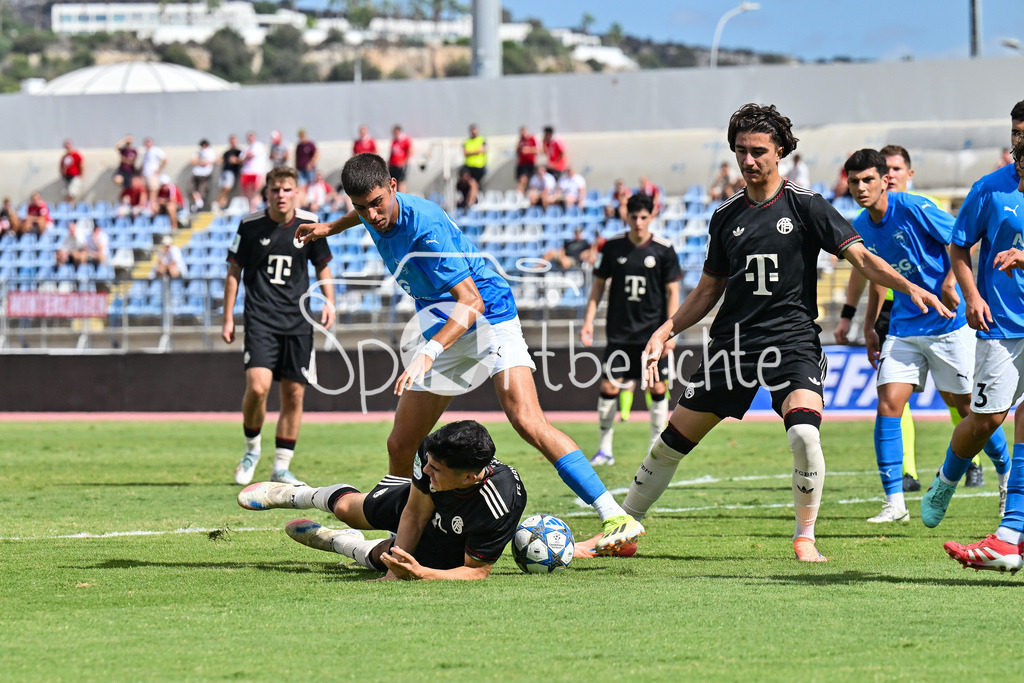 Papohs FC U19 - FC Bayern München U19 | Felipe CHAVEZ (FCB #10) wird im Strafraum zu Fall gebraucht / UEFA Youth League: Paphos FC U19 - FC Bayern München U19; Stelios Kyriakides Stadium am 30.09.2025