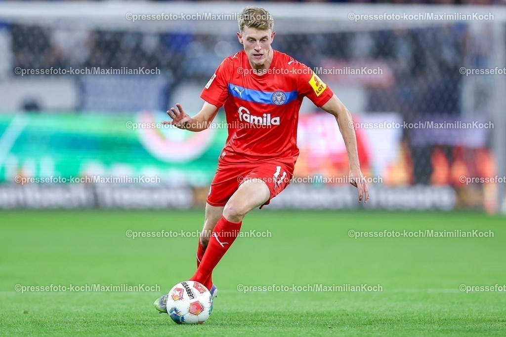 S0413092501050 | 13.09.2025, Fußball, FC Schalke 04 - Holstein Kiel, 5.Spieltag, 2. Fußball Bundesliga, Veltins-Arena Gelsenkirchen, Saison 2025 2026: Alexander Bernhardsson (Holstein Kiel #11) DFB regulations prohibit any use of photographs as image sequences and or quasi-video.