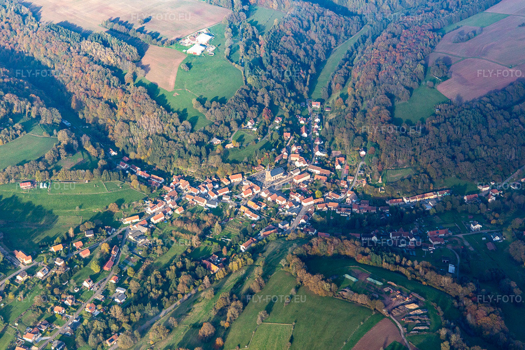 Vue aérienne: Vue de la ville à Walschbronn dans le département Moselle, France. Photo: IMG_143780.jpg prise le 26/10/2024 par Werner Riehm/FLY-FOTO.euRésolution de l'original: 5472 x 3648 px