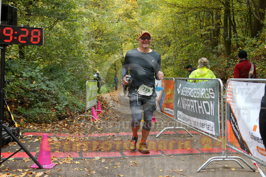 251026_1331_EX1_3594 | Sportfotografie im Rhein-Sieg Kreis, Köln, Bonn, NRW, Rheinland Pfalz, Hessen, etc. Unser Tätigkeitsfeld umfasst den Laufsport vom Volkslauf über den Marathon, Duathlon, Triathon bis zum Ultralauf wie Kölnpfad Ultra oder Schindertrail.
