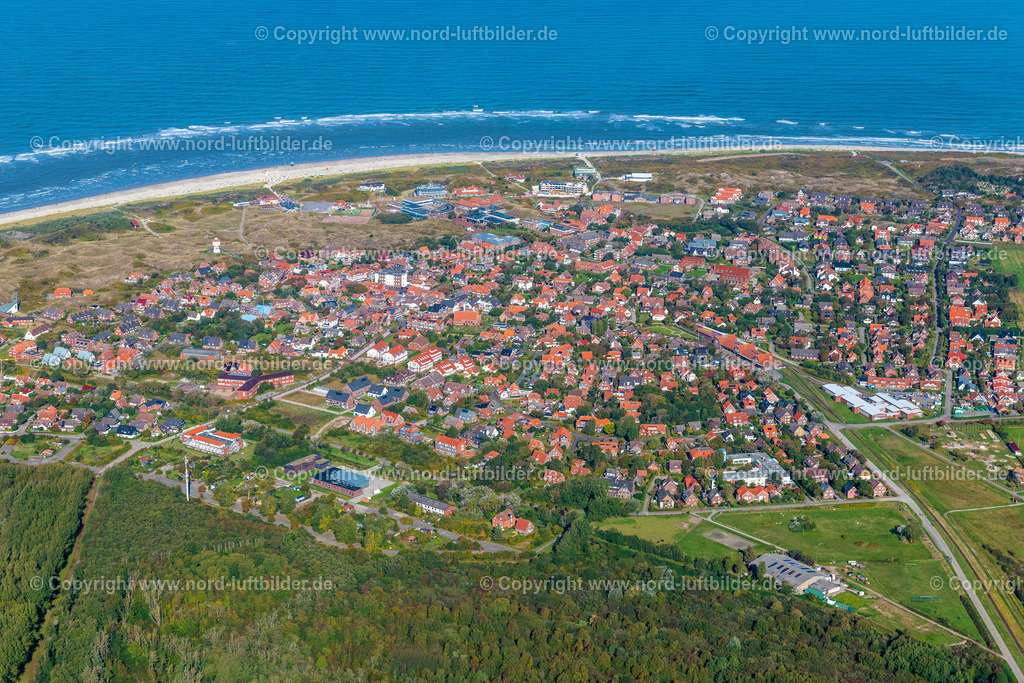 Langeoog_ELS_6234091022 | LANGEOOG 09.10.2022 Ortsansicht an der Meeres-Küste der Nordsee in Langeoog auf der Insel Langeoog im Bundesland Niedersachsen, Deutschland. // Town view on the sea coast of the North Sea in Langeoog on the island of Langeoog in the state Lower Saxony, Germany. Foto: Martin Elsen