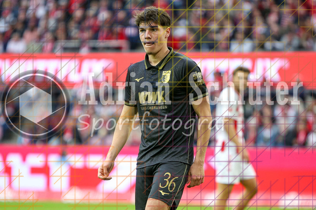 1. FC Köln vs FC Augsburg - 1. Bundesliga  | Köln, Deutschland, 18.10.25:   Mert Kömür (FC Augsburg) schaut waehrend des Spiels der 1. Bundesliga zwischen  1. FC Köln vs FC Augsburg im RheinEnergieStadion(Foto von Brauer-Fotoagentur / Adrian Schlueter)