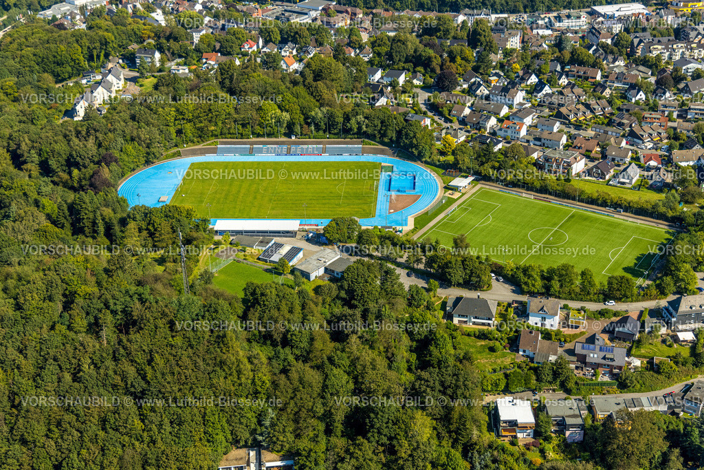 Ennepetal240814096 | Luftbild, Bremenstadion Fußballstadion und Leichtathletikstadion des TuS Ennepetal 1911 e.V. Sportverein, Nebenplatz, Tribüne und blaue Laufbahn, Milspe, Ennepetal, Ruhrgebiet, Nordrhein-Westfalen, Deutschland