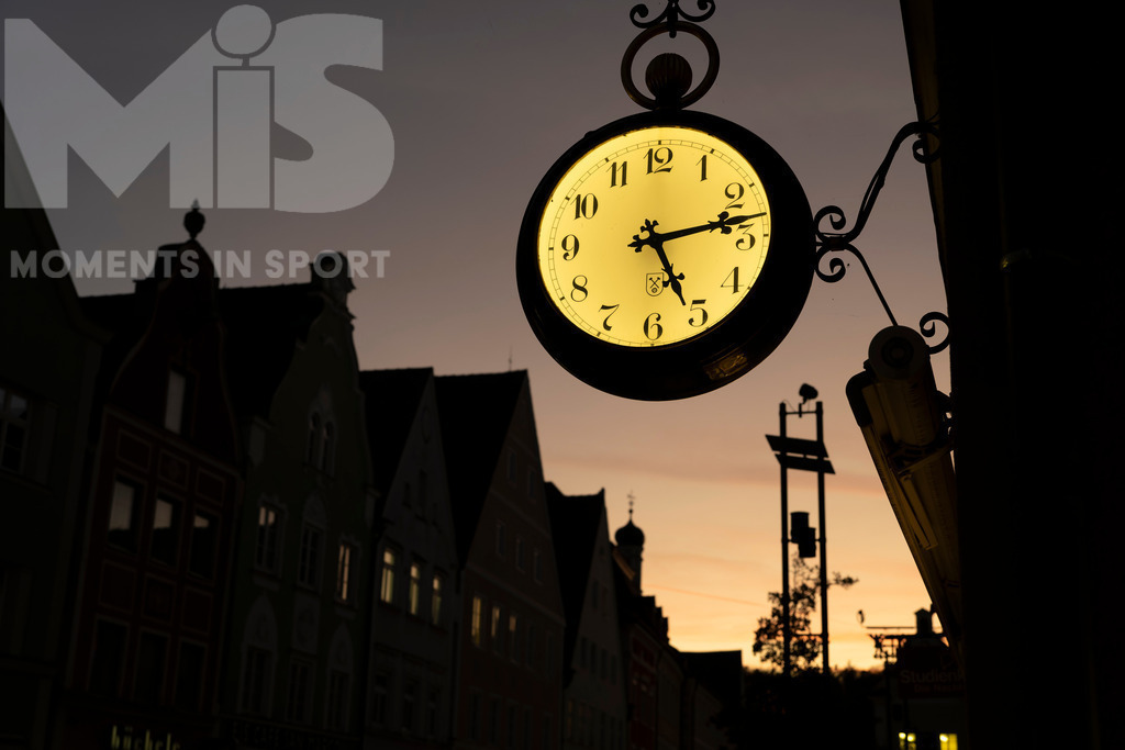 MIS_170320cm035.JPG | 11.11.2022, Mindelheim (Unterallgäu) Stadtansicht, Abenddämmerung in der historischen Altstadt, die Hänge-Uhr an der Fassade eines Uhrengeschäfts zeigt die Zeit an. - Realisiert mit Pictrs.com