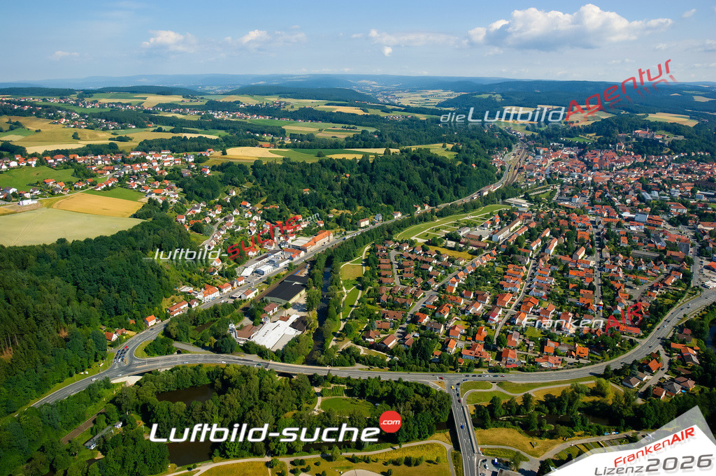 Die Luftaufnahme der Stadt Kronach wurde vom UL-Flugzeug heraus erstellt ( keine Drohne )- hohe Auflösung für beste Qualität