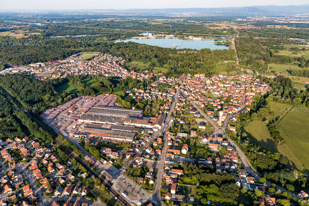 Vue aérienne: Locaux de l'usine de briques Wienerberger à Seltz dans le département Bas Rhin, France. Photo: IMG_109157.jpg prise le 25/07/2018 par Werner Riehm/FLY-FOTO.euRésolution de l'original: 5472 x 3648 px