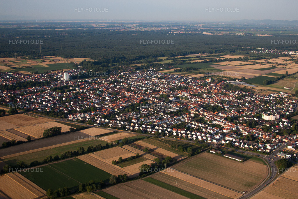Luftbild: Ortsansicht der Straßen und Häuser der Wohngebiete im Ortsteil Iggelheim in Böhl-Iggelheim im Bundesland Rheinland-Pfalz in Deutschland. Foto: IMG_69579.jpg vom 04.07.2014 durch Werner Riehm/FLY-FOTO.de