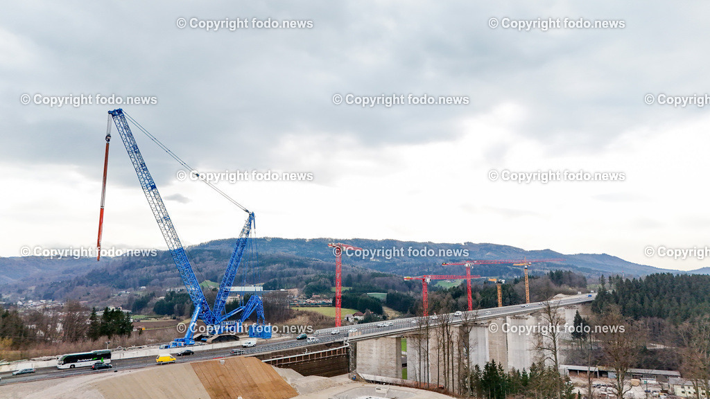 Westautobahn_ A1_ Aurachtalbruecke_ 11.03.2024-16 | 11.03.2024, Aurachkirchen, AUT, Westautobahn, A1, Aurachtalbruecke, im Bild Baustelle, Bruecke, Uebergang, Tal, Kran, Kraene, Schwerlastkran, Felbermayr, Sanierung, Asfinag, Baugeraete, Bagger, Verkehr, Drohne, Luftbild