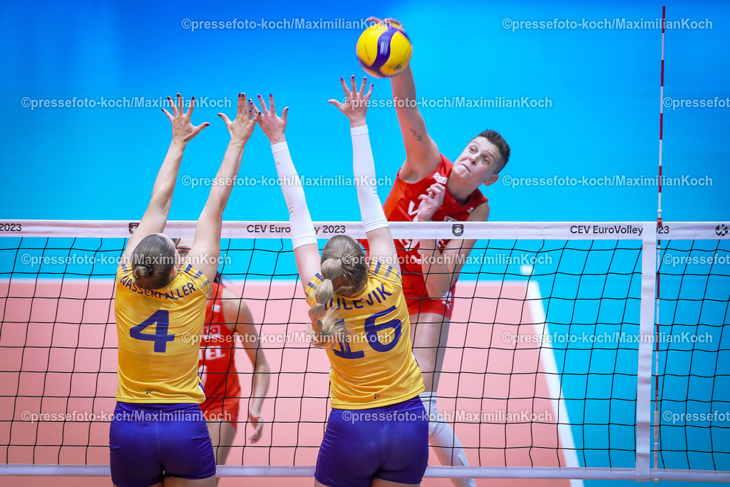 EuroVolley18082302018 | 17.08.2023, CEV EuroVolley 2023, Volleyball-Europameisterschaften der Frauen, Gruppenphase Gruppe C, Tag2, CASTELLO Düsseldorf: Tag2 , Türkei vs Schweden. Jonna WASSERFALLER (SWE) und Vilma JULEVIK (SWE) im Block gegen Ebrar KARAKURT (TUR)