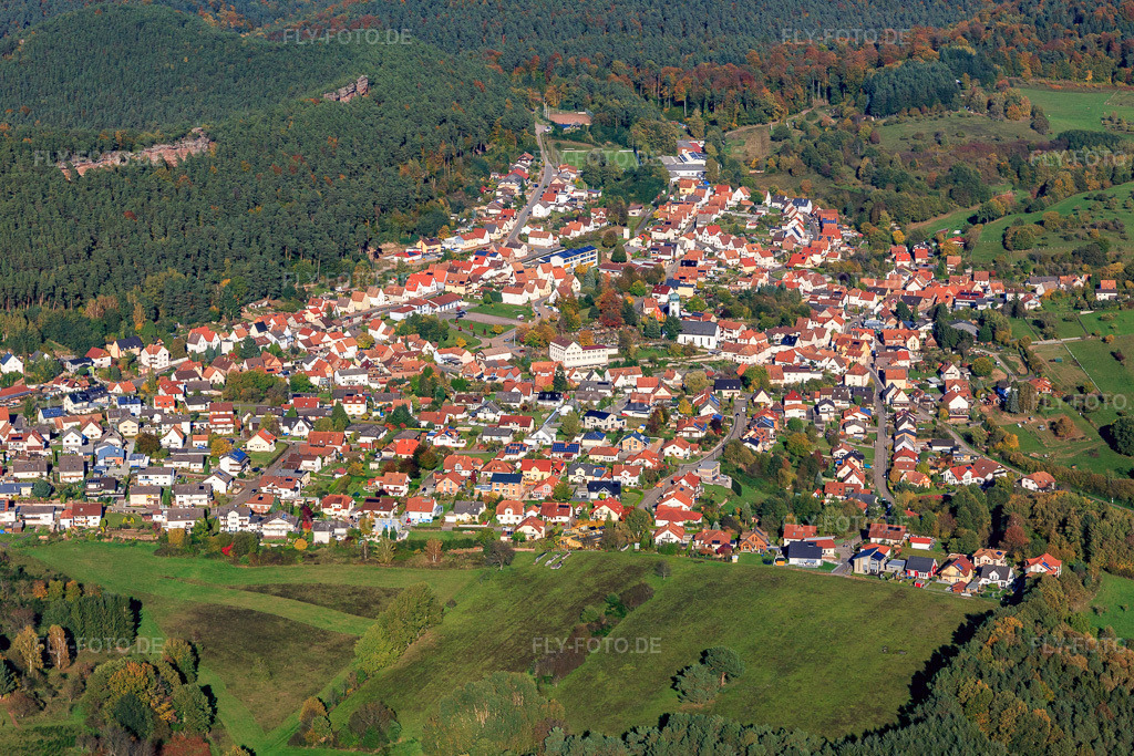 Luftbild: Dorfansicht im Pfälzerwald aus Südwesten in Busenberg im Bundesland Rheinland-Pfalz in Deutschland. Foto: IMG_103910.jpg vom 14.10.2017 durch Werner Riehm/FLY-FOTO.de