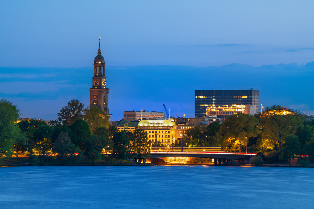 10260504 - Michel und Außenalster zur blauen Stunde | Blick über die Außenalster auf den Michel.