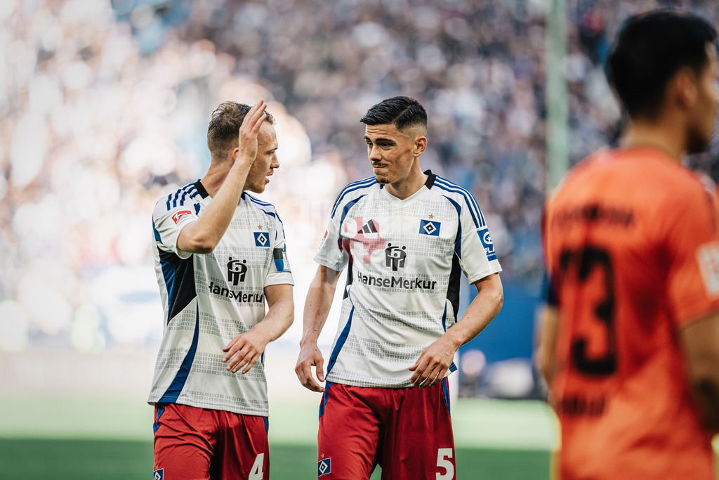 Fußball | Männer | Saison 2024/2025 | 2. Fußball-Bundesliga | 7. Spieltag | Hamburger SV vs. SC Paderborn 07 | 28.09.2024 | v.l. Sebastian Schonlau (#4, HSV) gibt Anweisungen an Dennis Hadzikadunic (#5, HSV)