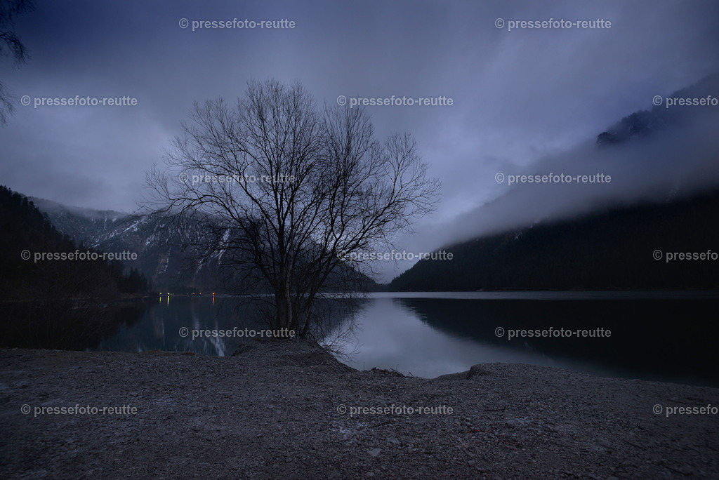 welltvi-plansee-Morgen-Stimmung-trueb-11012020-WTV_0575 | Info aus dem Bezirk Reutte/Ausserfern Tirol sowie eine umfangreiche Bilddatenbank über die gesamte Region: Lechtal, Talkessel Reutte, Tannheimertal, Zwischentoren. Lech, Plansee, Zugspitze, Grenztunnel, B179, Fernpassstraße, Verkehr, Lawinen, Tradition, - Realisiert mit Pictrs.com