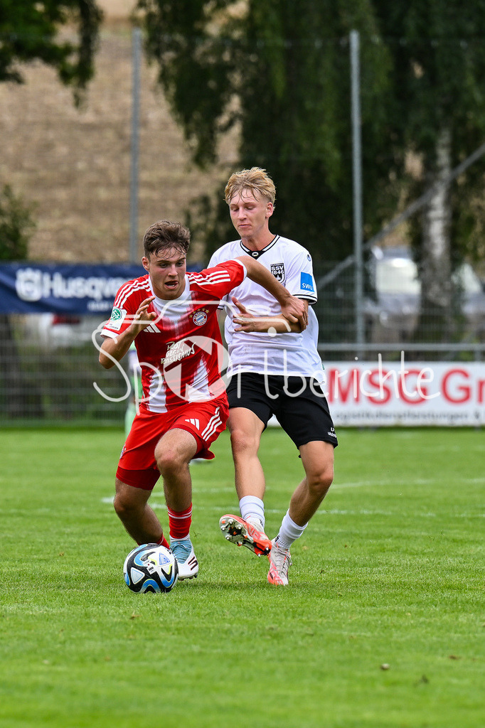 SSV Ulm 1846 Fussball U19 - FC Bayern München U19 | im Duell  Moritz GÖTTLICHER (FCB #10) und Hannes KURKOWSKI (SSV Ulm U19 23) / Zweikampf / U19 DFB Nachwuchsliga: SSV Ulm 1846 Fussball - FC Bayern München, Hauptspielfeld Langenau am 02.08.2025