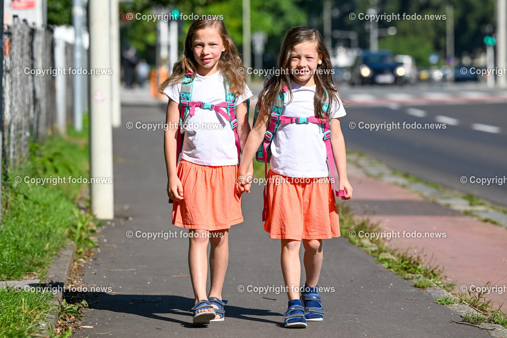 Bildungsdirektion Linz_ Schulstart_ 06.09.2023-11 | 06.09.2023, Linz, AUT, Bildungsdirektion Linz, Schulstart 2023, im Bild die Schulanfaengerinnen Alisa und Elena (beide 7, Zwillinge) am Schulweg