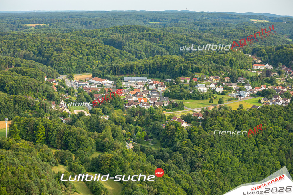 Das Luftbild zeigt :  Gössweinstein - Die Luftaufnahme wurde 2024 vom UL-Flugzeug aus erstellt ( keine Drohne ) - Hochauflösende Luftaufnahme - Für grossformatige Ausdrucke geeignet. Die Geschenkidee !Mit Lizenz und Bildrechte bestellbar