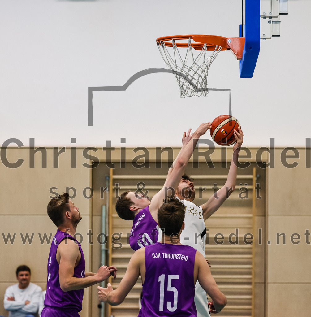 2022-05-01_071_TSV_Vaterstetten_gegen_DJK_Traunstein | Vaterstetten, Deutschland, 01.05.2022:
Basketball, Aufstiegsrunde zur Bayernliga 2021 / 2022, 5. Spieltag, TSV Vaterstetten gegen DJK Traunstein, Endergebnis: 87:79

Mathias Magg (DJK Traunstein, #10), Maximilian Hoernes (DJK Traunstein, #15)

Foto: Christian Riedel / fotografie-riedel.net