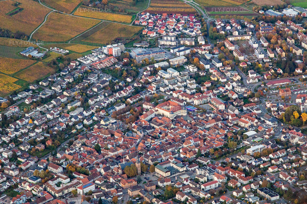 Luftbild: Stadt von Südwesten in Bad Bergzabern im Bundesland Rheinland-Pfalz in Deutschland. Foto: IMG_143744.jpg vom 25.10.2024 durch Werner Riehm/FLY-FOTO.de