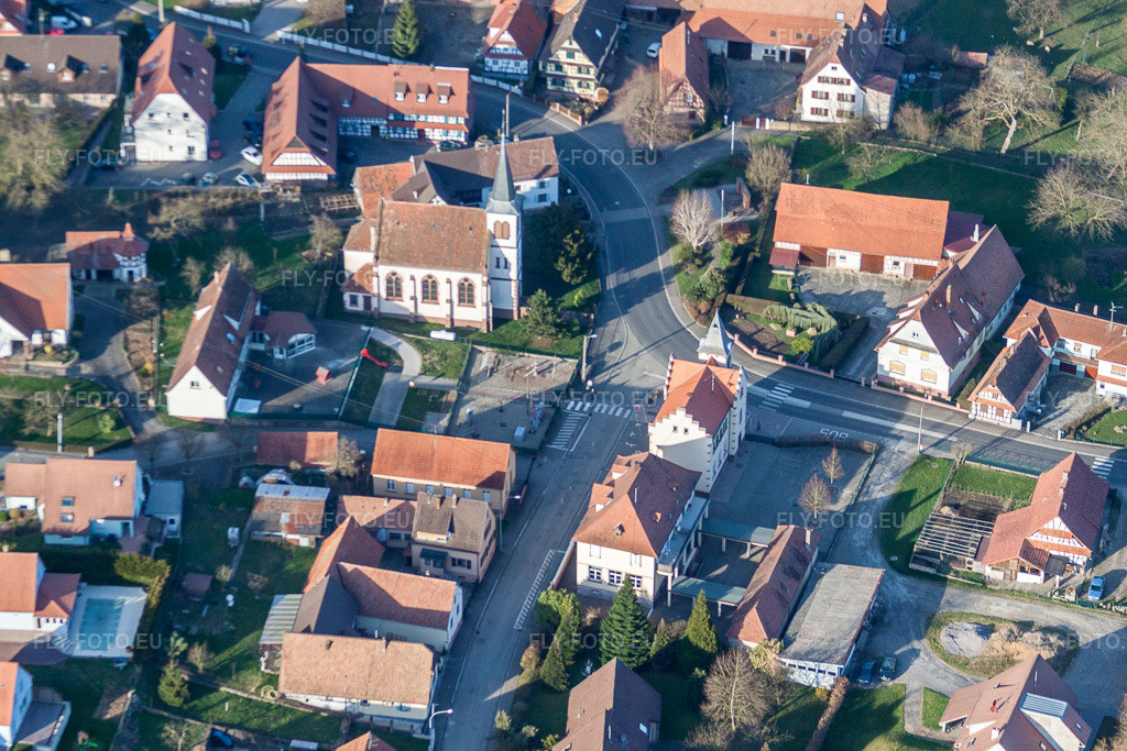Vue aérienne: Vue du village à Merkwiller-Pechelbronn dans le département Bas Rhin, France. Photo: IMG_38736.jpg prise le 20/03/2011 par Werner Riehm/FLY-FOTO.eu – Résolution de l'original: 4752 x 3168 px