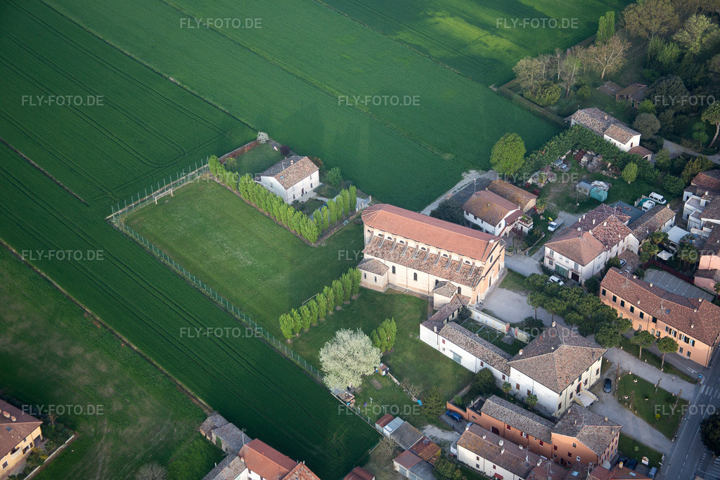Luftbild: Ortsansicht in Sant'Alberto im Bundesland Emilia-Romagna in Italien. Foto: IMG_087358.jpg vom 05.04.2016 durch Werner Riehm/FLY-FOTO.de