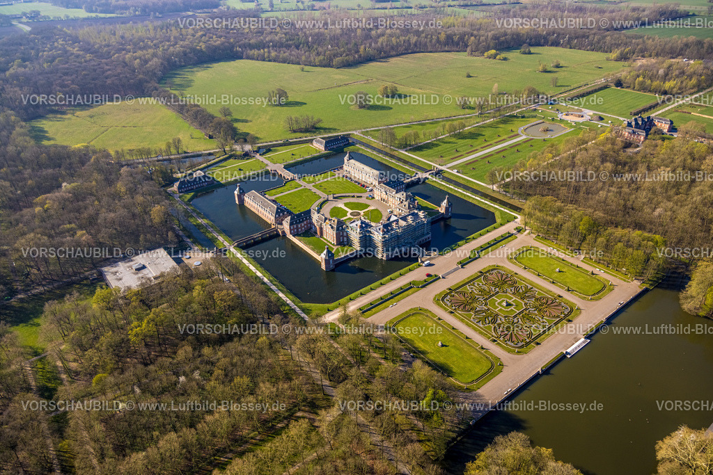 Nordkirchen250401067 | Luftbild, Schloss Nordkirchen, barocke Schlossanlage, Wasserschloss, Schlossgarten Formen und Farben, Baustelle mit Baugerüst an der Fassade, Nordkirchen, Münsterland, Nordrhein-Westfalen, Deutschland