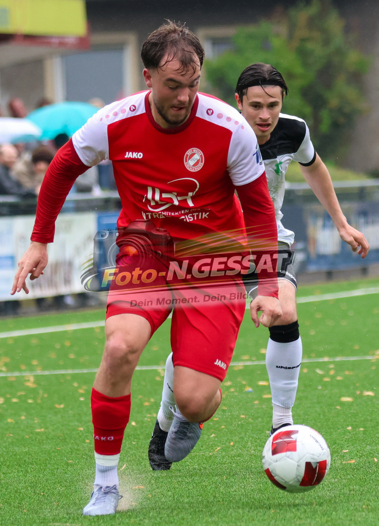 FC RW Kirchlengern - Post TSV Detmold | Auf dem Bild zu sehen: Rot FC RW Kirchlengern: Merlin Alexander Bachmann ; weiß TuS Ahmsen: Noah WolfFC RW Kirchlengern, TuS Ahmsen, Saison 26/27, Testspiel, Deutschland - Realisiert mit Pictrs.com