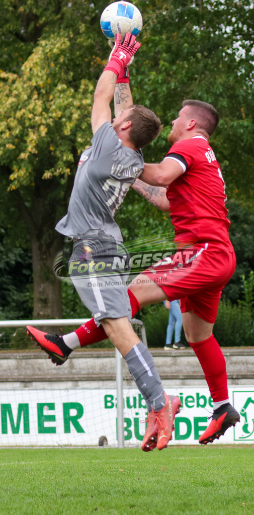 Bünder SV - VfL Holsen | Auf dem Bild zu sehen: rot Bünder SV: Fabian Schnelle ; grau VfL Holsen TW: Leon Quirin  Bünder SV, VfL Holsen, Saison 26/27, Kreisliga A, Bünde, Deutschland - Realisiert mit Pictrs.com