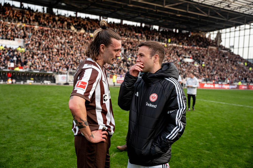 FCP05884 | Der offizielle Shop für FC St. Pauli Fotos. Wähle aus Spielszenen & Fanmomenten dein FCSP Wunschformat. Wir liefern Millerntor-Atmosphäre.