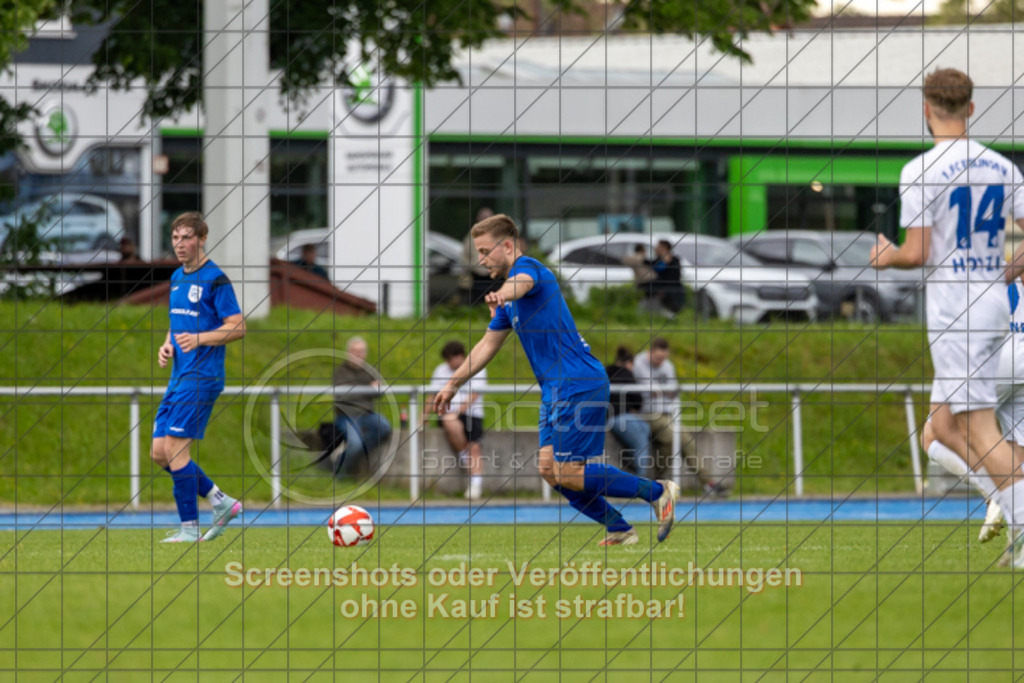 20250529_171149_0122 | #,  VfL Kirchheim (blau) vs. 1.FC Eislingen (weiß), Fußball, Bezirkspokal Finale - Bezirk Neckar/Fils, 2024/2025, Rasenplatz VfL Stadion Kirchheim, Jesinger Straße 105, 73230 Kirchheim, 29.05.2025 - 16:30 Uhr,Foto: PhotoPeet-Sportfotografie/Peter Harich