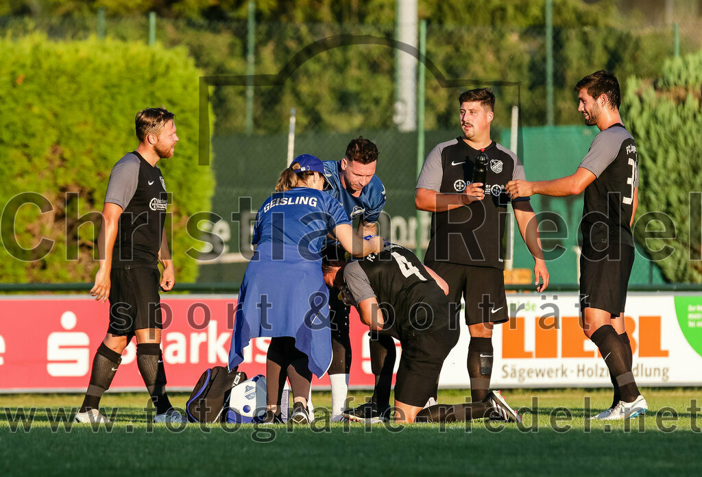 2023-07-14_122_FC_Langengeisling_gegen_FC_Velden-Eberspoint | Erding, Deutschland, 14.07.2023:
Fußball, Bezirksliga Oberbayern Ost 2023 / 2024, Testspiel, FC Langengeisling gegen FC Velden-Eberspoint, Endergebnis: 5:0

Hannes Dornauer (FC Langengeisling, #33), Physio Jana Otto (FC Langengeisling), Michael Faltlhauser (FC Langengeisling, #4), Florian Rupprecht (FC Langengeisling, #11), Kilian Stenzel (FC Langengeisling, #32)

Foto: Christian Riedel / fotografie-riedel.net