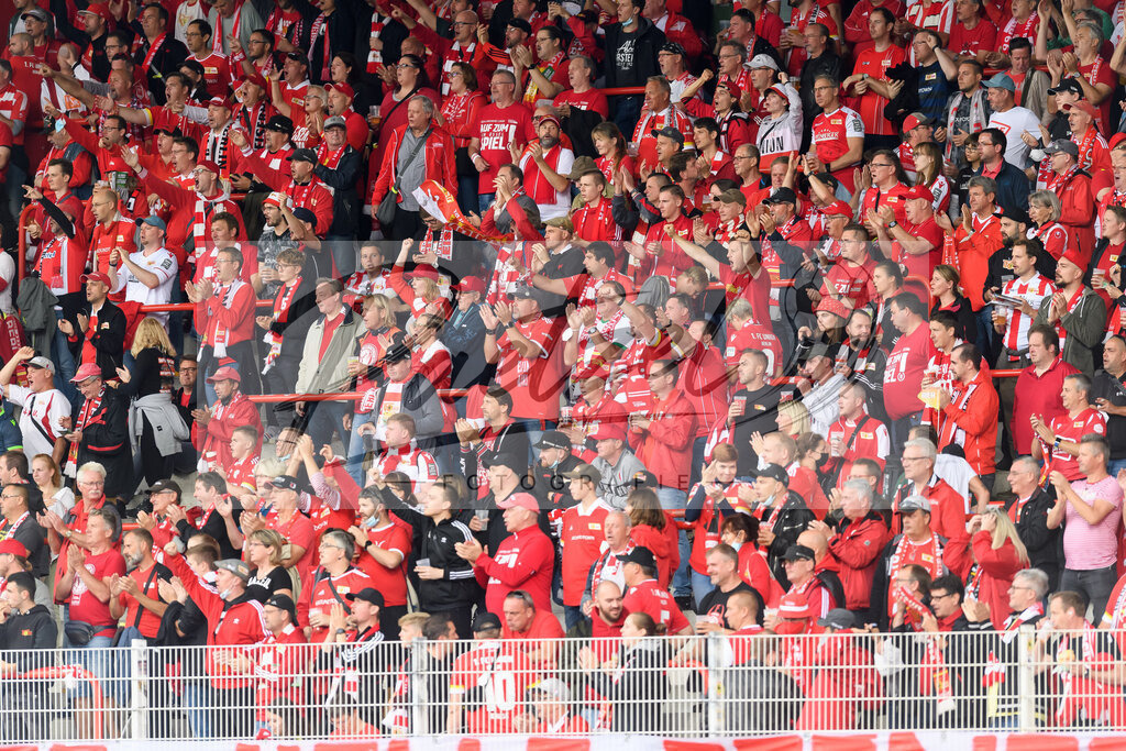 FCUBMG20210829_084 | Fussball, Herren: . Fans vom 1. FC Union Berlin beim Spiel der 1. Bundesliga zwischen 1. FC Union Berlin und Borussia Moenchengladbach im Stadion An der Alten Foersterei am 29.08.2021 in Berlin, Deutschland. - Realisiert mit Pictrs.com