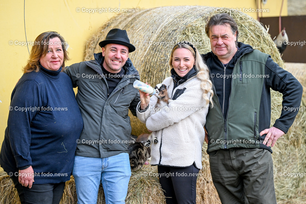Gnadenhof Wiesmayrgut_ Familie Fuchsberger_ Gunskirchen_ 05.03.2024-12 | 05.03.2024, Gunskirchen, AUT, Gnadenhof Wiesmayrgut, Familie Fuchsberger, im Bild Gerti Fuchsberger, Pascal Kitzmueller, Denise Prueckl und Hansi Fuchsberger mit einer Baby Ziege
