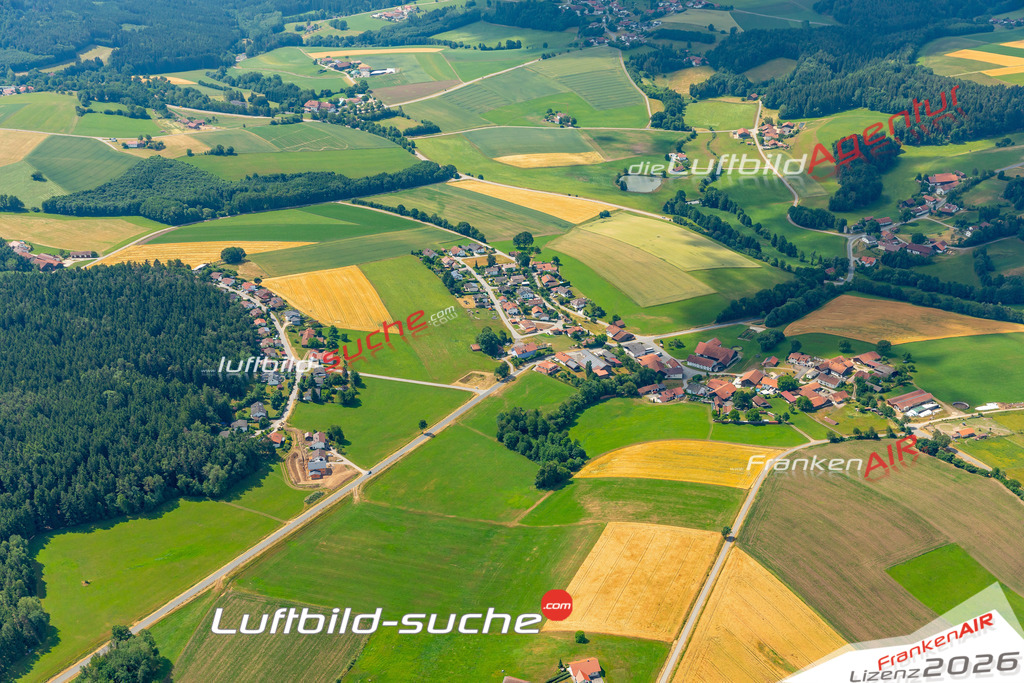 Das Luftbild zeigt : Obergoßzell Traitsching - Die Luftaufnahme wurde 2023 vom UL-Flugzeug aus erstellt ( keine Drohne ) - Hochauflösende Luftaufnahme - Für grossformatige Ausdrucke geeignet. Die Geschenkidee !Mit Lizenz und Bildrechte bestellbar
